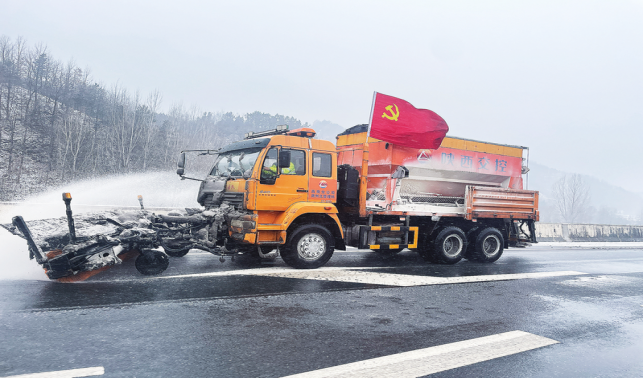 清除冰雪 保障出行